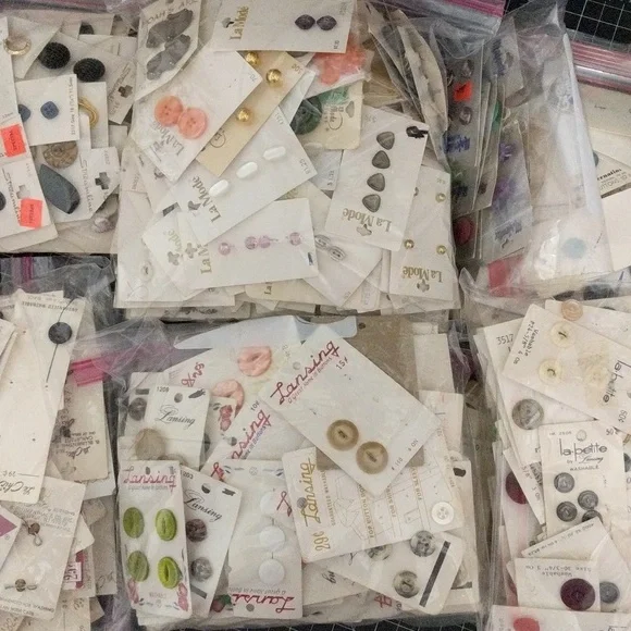 Massive vintage button bundle close to 5lbs - Picture 11 of 13